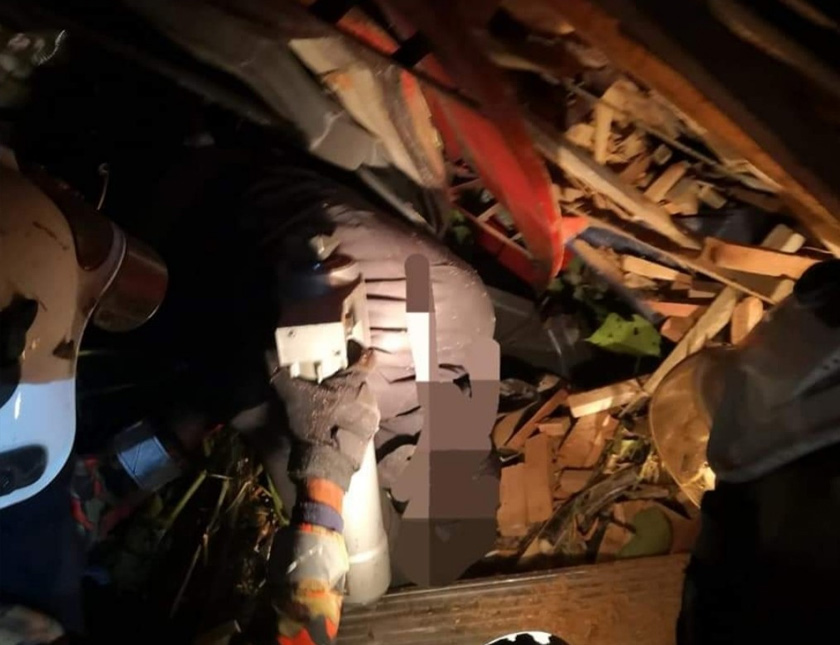 Anggota bomba membantu mengeluarkan mangsa yang tersepit dengan menggunakan peralatan khas.