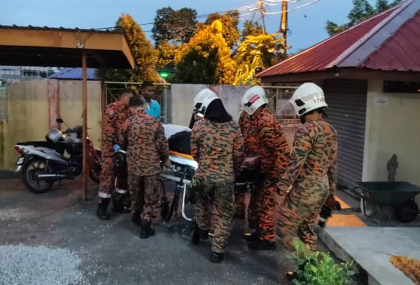 Mangsa lelaki itu terpaksa diselamatkan oleh pasukan bomba memandangkan kakinya tidak dapat dikeluarkan dengan sendiri. - Foto JBPM Perak
