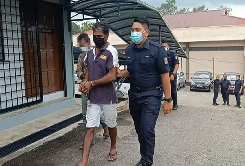 Tertuduh diiringi anggota polis sebaik tiba di pekarangan mahkamah. - Foto Sinar Harian