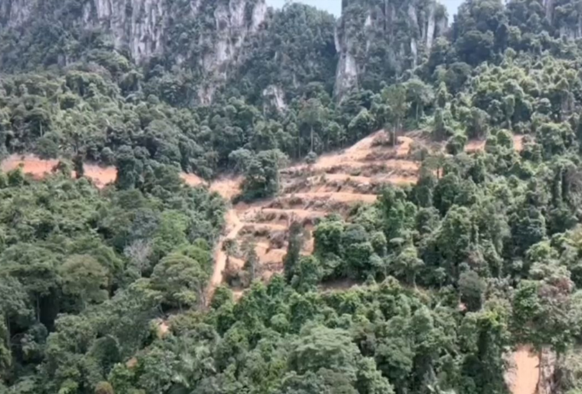 Imej dirakam dron penduduk Melawati memaparkan kerja-kerja penolakan tanah di Bukit Tabur. - Gambar/ Ihsan penduduk