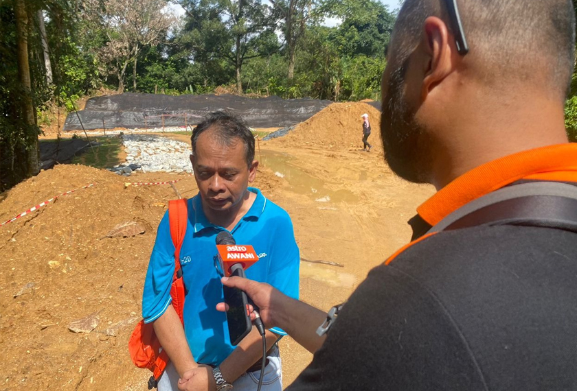 Setiausaha Persatuan Penduduk Taman Melawati, Abdul Razak Mahmud risau banjir yang berlaku di Kampung Kemensah mungkin terjadi di kawasan mereka. - Gambar/ Astro AWANI