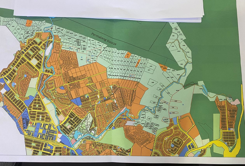 Mohd Fauzi berkata, 300 lot tanah berkeluasan 600 ekar adalah milik persendirian sejak tahun 1924. - Gambar/ Astro AWANI