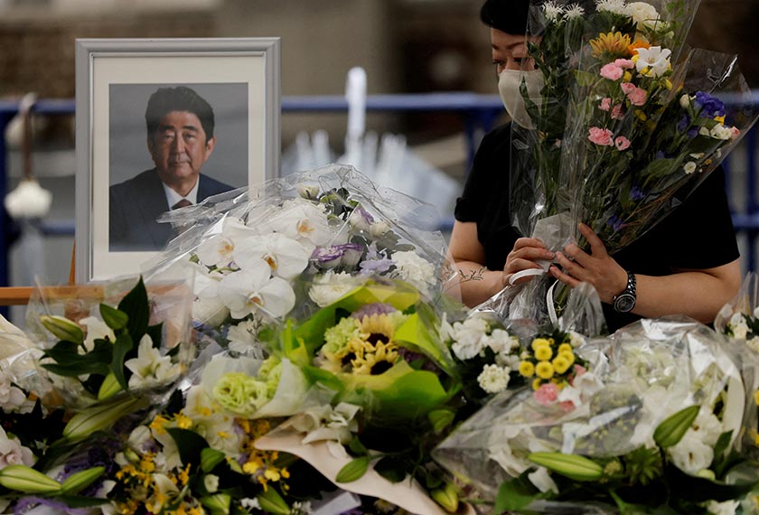 Kematian bekas Perdana Menteri Jepun Shinzo Abe bulan lepas satu kehilangan luar biasa kerana diambil nyawa oleh rakyatnya sendiri. Kematiannya menjadi bualan bukan sahaja di Malaysia, tetapi di seluruh dunia. - Gambar Reuters