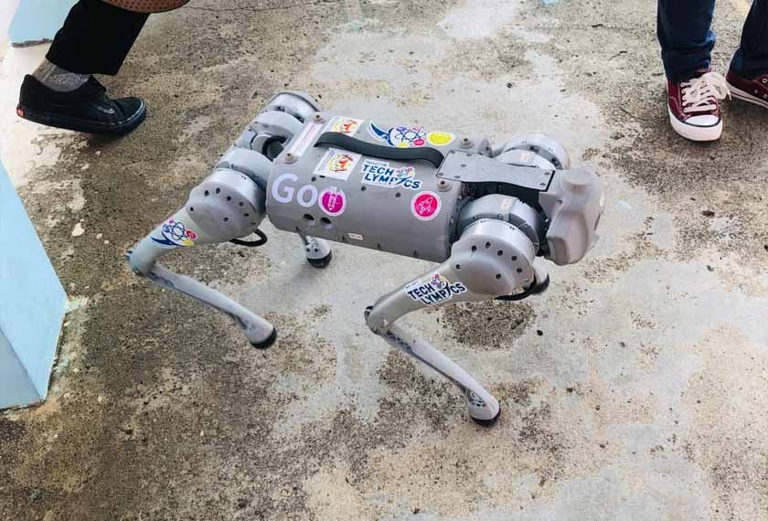 Para pelajar melihat demonstrasi robot yang mempunyai pelbagai fungsi. - Foto Astro AWANI