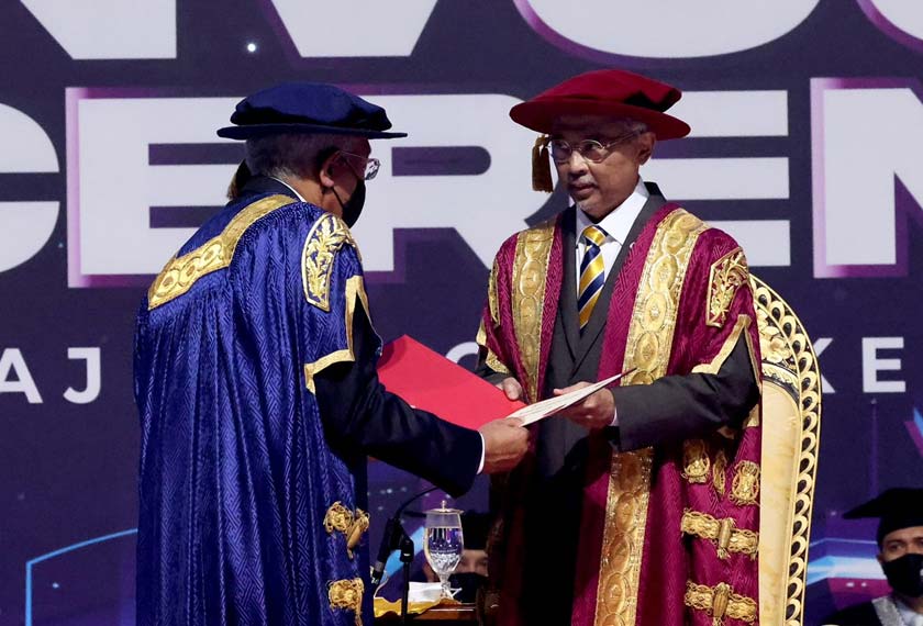 Mahdzir menerima watikah pemashyuran sebagai Pro Canselor UniKL daripada Al-Sultan Abdullah. - Foto Kementerian Luar Bandar 