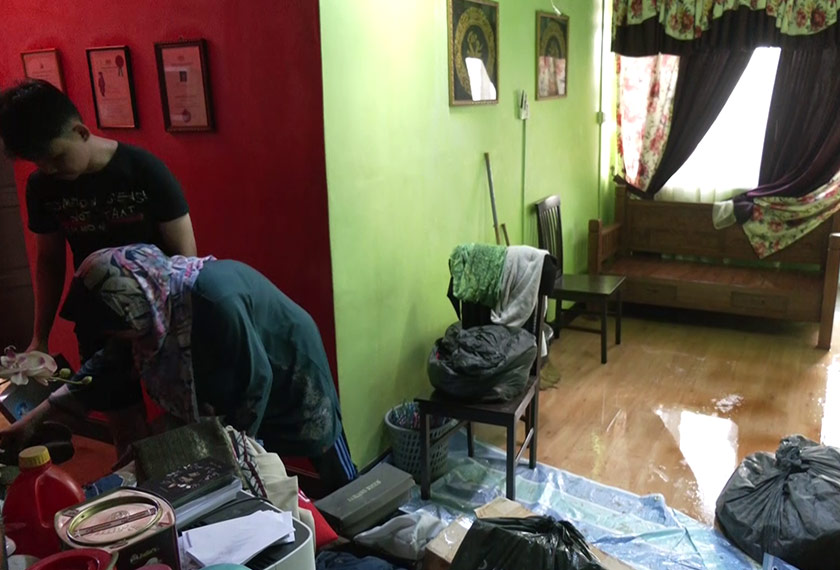 Lebih 50 kediaman yang rata-rata berada di tingkat empat dan lima rumah pangsa terbabit turut dilimpahi air hujan. - Foto Astro AWANI