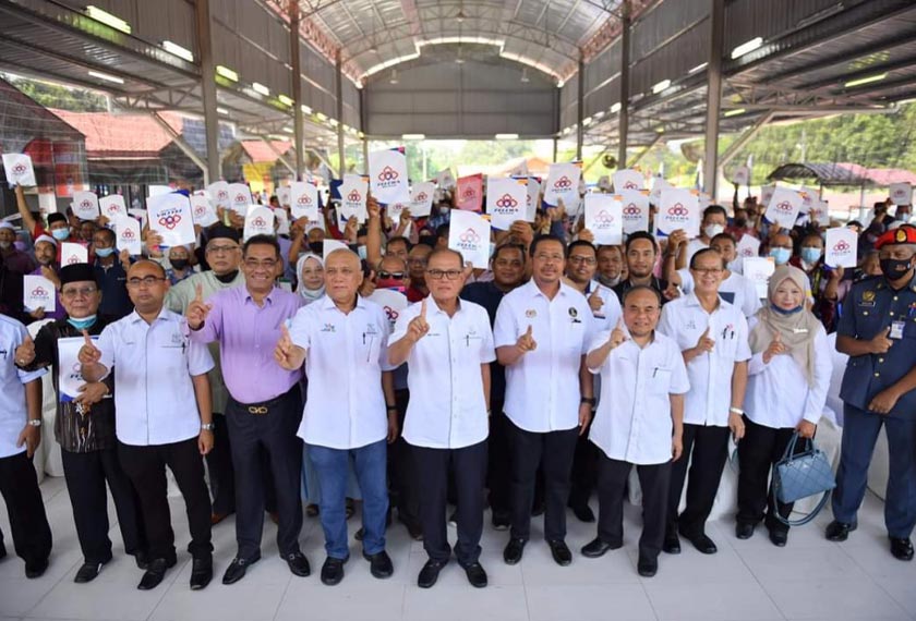 Menteri Besar Pahang, Datuk Seri Wan Rosdy Wan Ismail sempena Majlis Penyerahan Suratan Hak Milik Rancangan Felcra Aur Gading, Felcra Sungai Temau dan Notis 5A Kampung Relong di Dataran Tok Linggi, Kampung Relong di sini hari ini. - Foto Astro AWANI