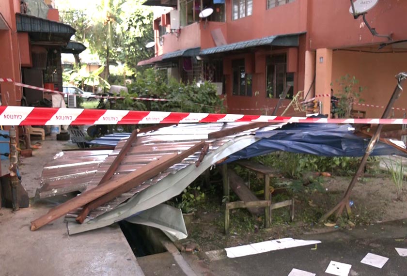 Ribut, hujan lebat berserta angin kencang lebih 30 minit menyebabkan enam bumbung Rumah Pangsa Ros Merah di Johor Jaya, di sini tercabut diterbangkan angin petang tadi. - Foto Astro AWANI