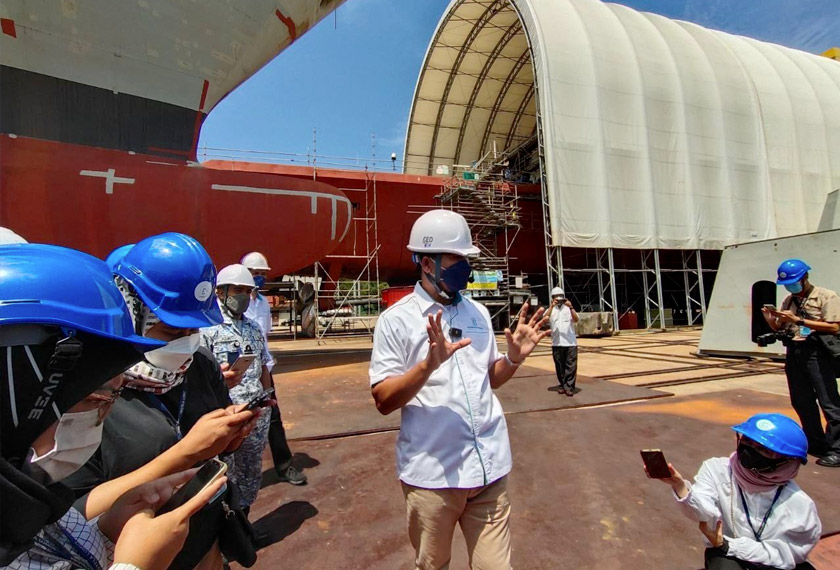 Ir Azhar Jumaat  memberi taklimat kepada wakil media.