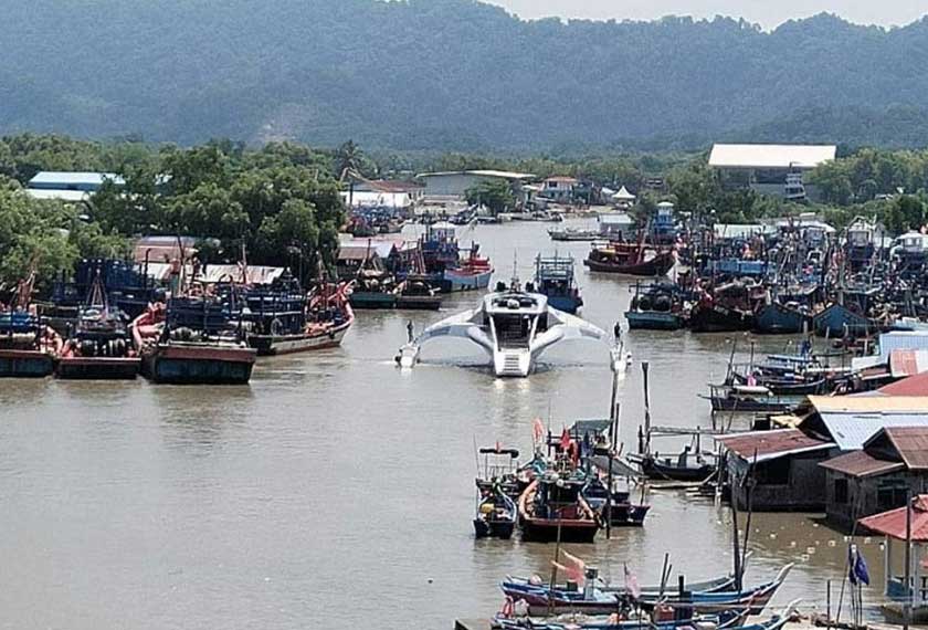 Kehadiran kapal layar mewah jenis Adastra itu melalui muara Sungai Perlis di Kuala Perlis pada Sabtu. - Foto: Ihsan penduduk Kuala Perlis.