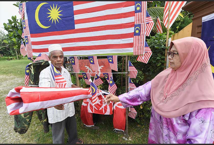 Biarpun hampir 40 tahun bersara sebagai tentera, Zahari tetap bersemangat patriotik serta mendapat sokongan isteri untuk menghias Jalur Gemilang termasuk mencipta replika meriam dalam usaha memupuk semangat generasi muda bagi menyambut Hari Kebangsaan, pada 31 Ogos ini. -- fotoBERNAMA