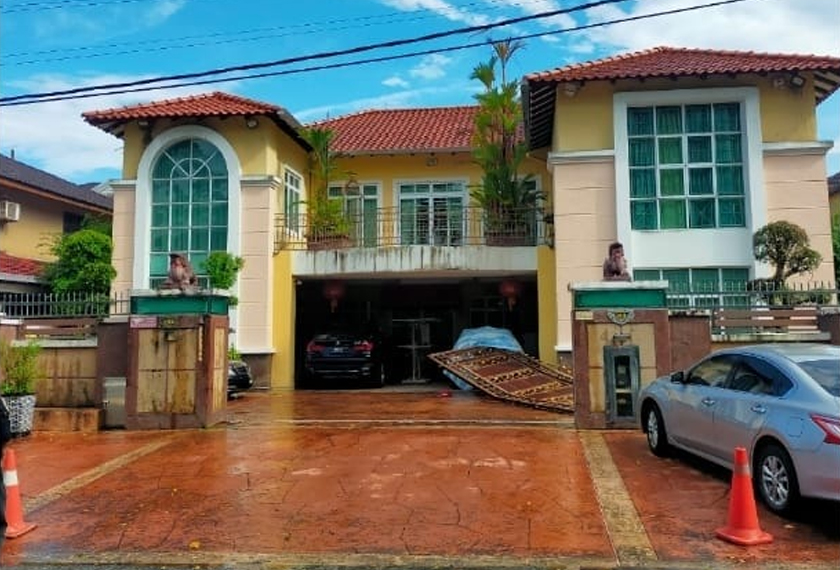 Pintu pagar rumah pengadu mengalami kerosakan akibat perbuatan terbabit dan nilai kerugian dianggarkan lebih kurang RM15,000. - Foto PDRM