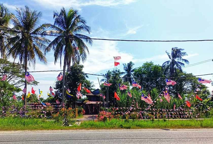 Rumah Norhayawati meriah dengan kibaran bendera yang dipasang.