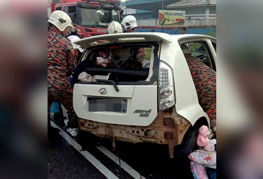 Seorang kanak-kanak maut manakala enam lagi cedera selepas terlibat kemalangan di Jalan Kota Tinggi-Mawai, Kota Tinggi pada Isnin. - Foto JBPM