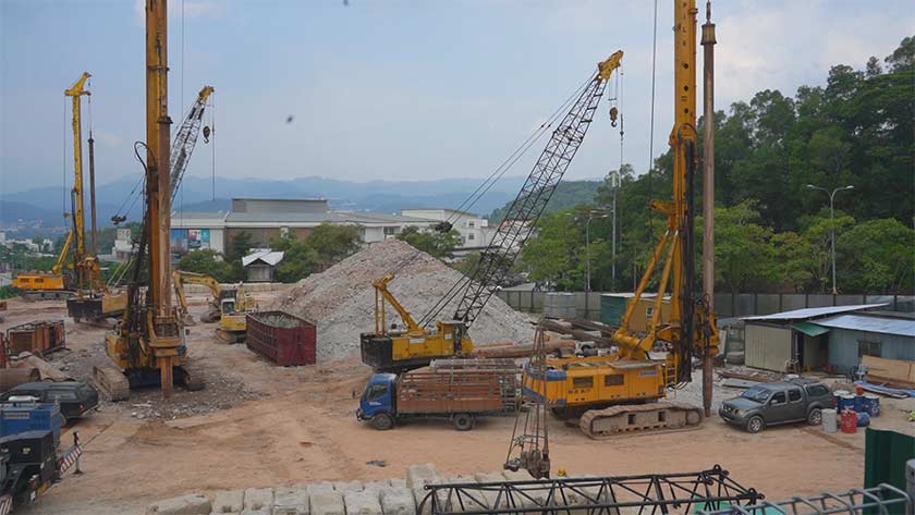 Tapak parkir bertingkat yang telah dirobohkan untuk membina bangunan perumahan