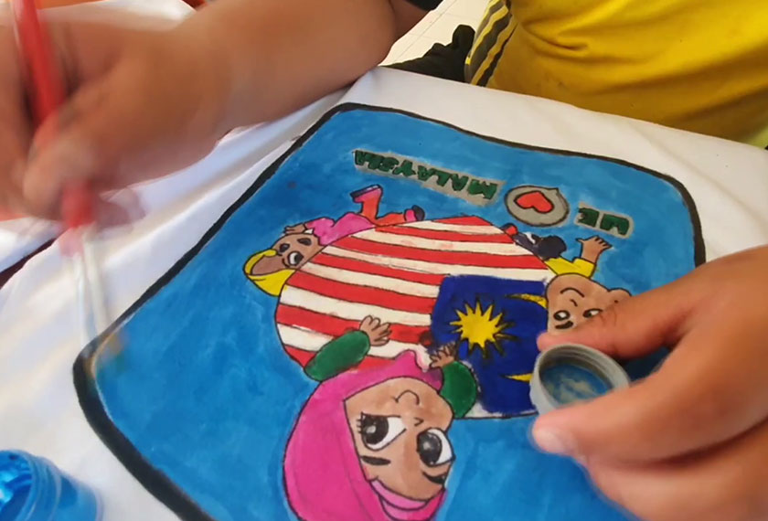 Antara baju yang dihasilkan pelajar istimewa SK Ketengah Jaya Dua sempena Hari Kebangsaan. - Astro AWANI