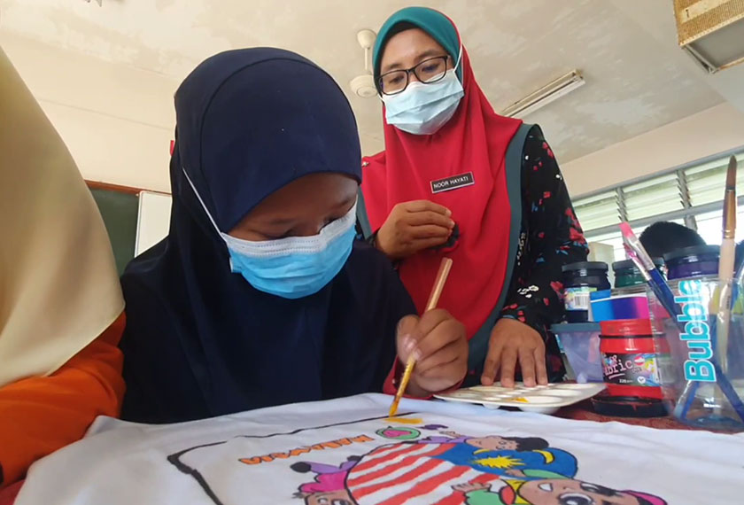 Antara baju yang dihasilkan pelajar istimewa SK Ketengah Jaya Dua sempena Hari Kebangsaan. - Astro AWANI