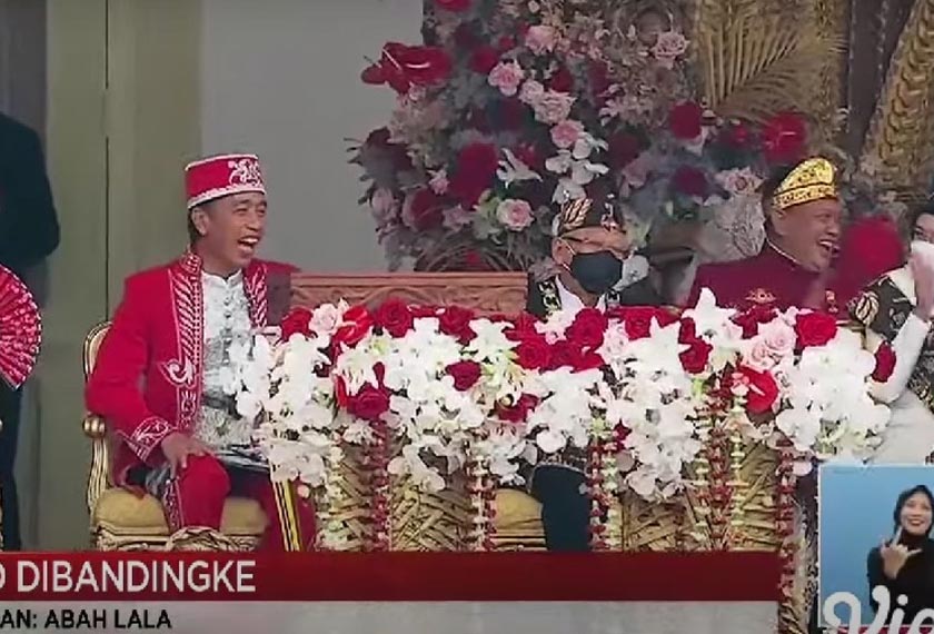 Presiden Indonesia Joko Widodo atau Jokowi tersenyum dan ketawa menyaksikan persembahan Farel. - Gambar/ YouTube Sekretariat Presiden