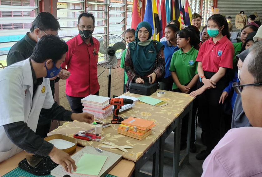 Pelajar melihat demonstrasi baik pulih bahan arkib. - Foto Astro AWANI