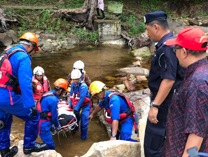 Pengerusi Sekriteriat Bencana Daerah Yan, Mohamad Subhi Abdullah dan Ketua Polis Daerah Yan, DSP Shahnaz Akhtar Haji menyaksikan latihan simulasi bencana kepala air di Pusat Rekriasi Seri Perigi, hari ini. - Foto Astro AWANI