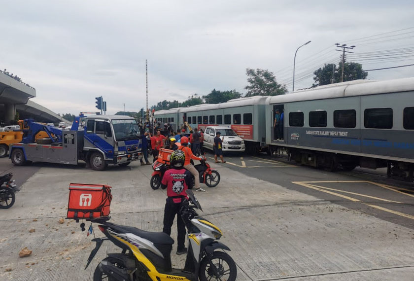 Kejadian yang berlaku sekitar jam 3.00 petang itu membabitkan sebuah kenderaan jenis Toyota Hilux Vigo dan sebuah lori enam tan. - Foto Astro AWANI