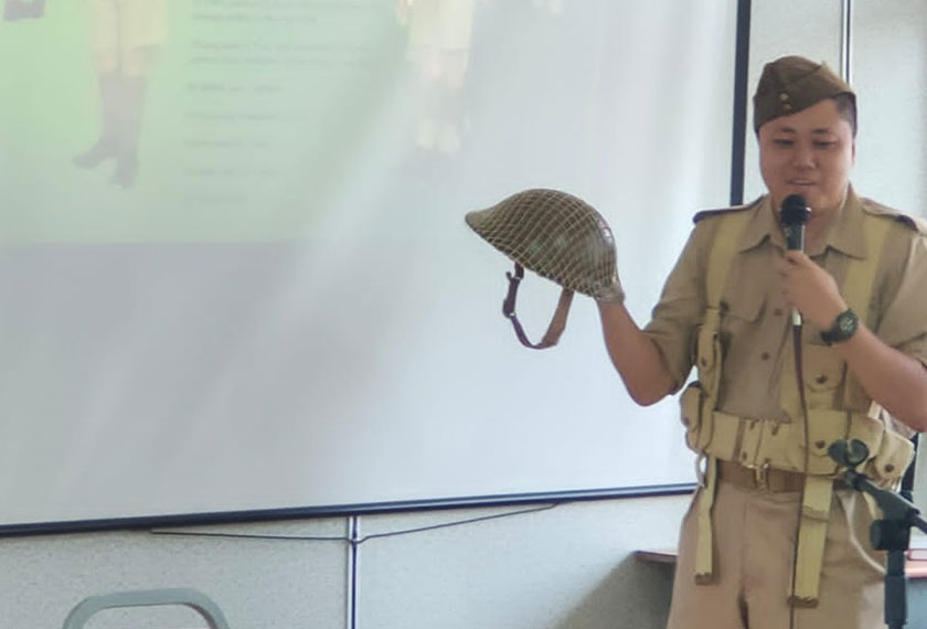 Nor Hisham memberi penerangan tentang uniform tentera zaman dahulu. - Foto Astro AWANI