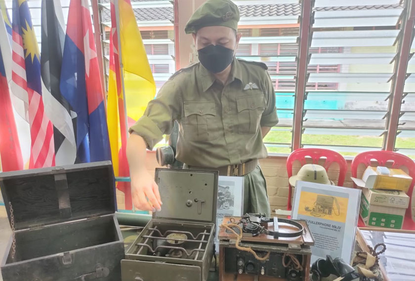 Shaharom menunjukkan artifak sejarah yang dipamerkan. - Foto Astro AWANI