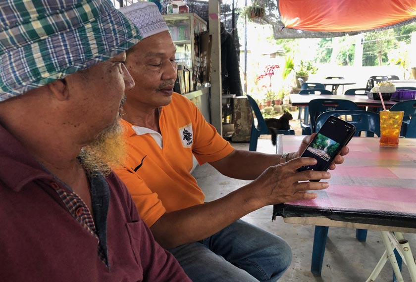 Faizan Hamid (kanan) bersama Aziz Sulaiman melihat kembali video kejadian kepala air yang berlaku pada 18 Ogos lalu di Kampung Rendang Pasir, hari ini. - Foto Astro AWANI