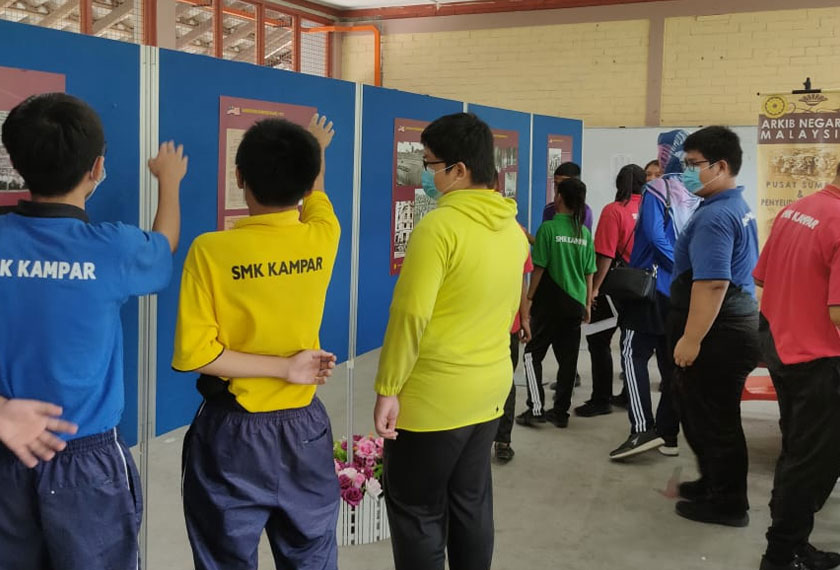 Pelajar melihat pameran sejarah. - Foto Astro AWANI