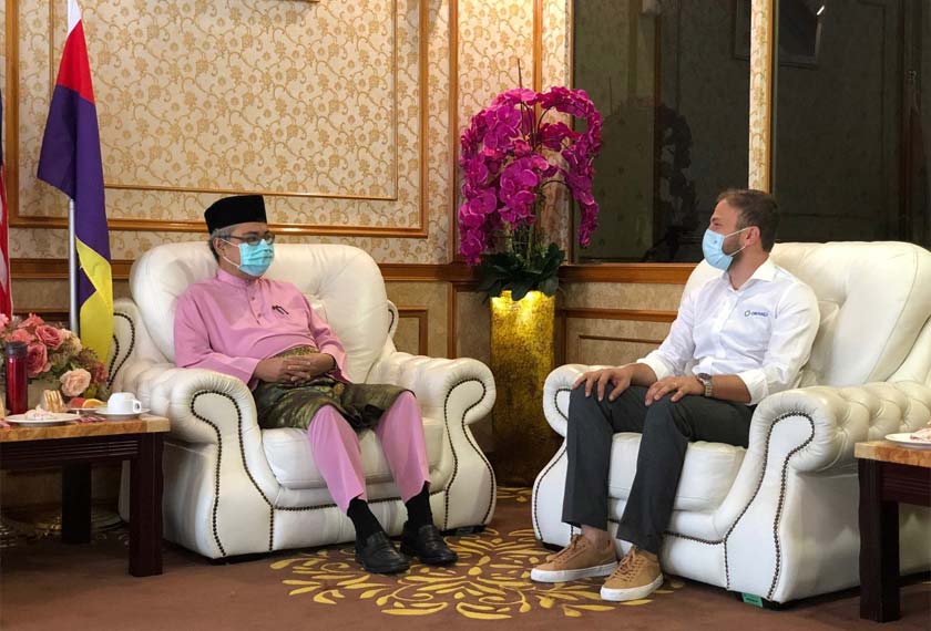 Perbincangan di antara Rumaizi dan Oktay Keskin. - Foto Astro AWANI