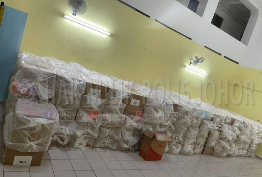 pihak polis membuat rampasan terhadap lori dan 244 kotak mengandungi 12,200 karton rokok terbabit. - Foto PDRM Johor