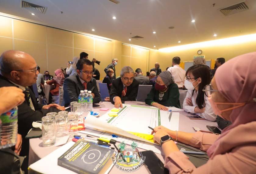 Rumaizi (dua, kanan) turut sama menyertai bengkel. - Foto ihsan MBI