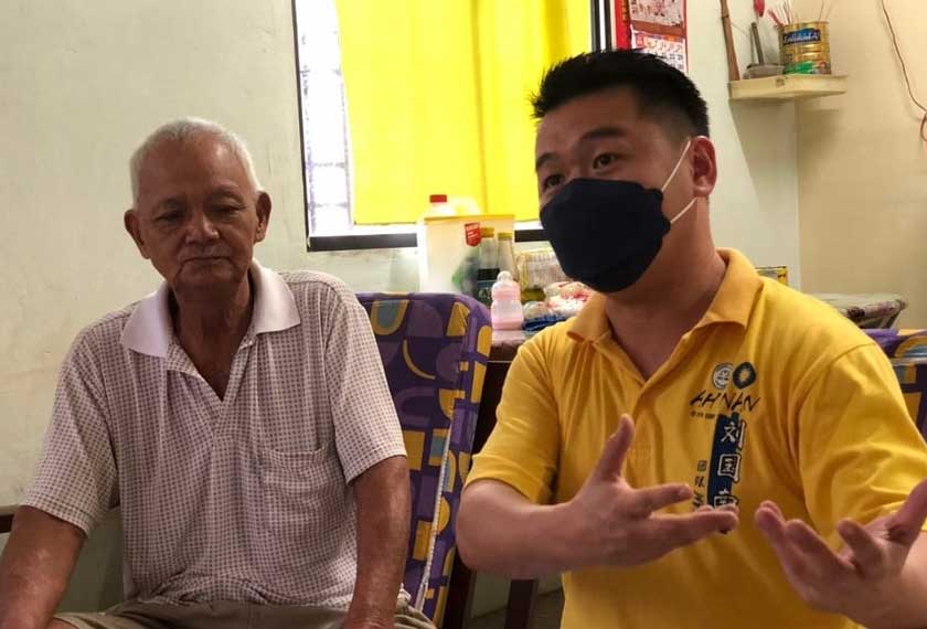 Yea Soon Bah dan Low Guo Nan (Ah Nan) ketika ditemu bual di rumahnya. - Foto Astro AWANI