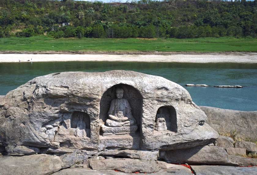 Patung Buddha di Sungai Yangtze. - Reuters