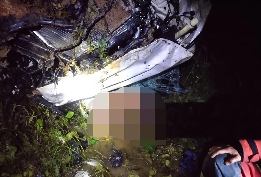  Keadaan kenderaan Proton Exora yang terjatuh ke dalam gaung pada anggaran ketinggian 12 meter. - Foto JBPM