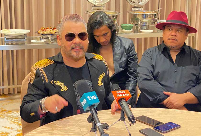 Awie bercakap pada sidang media selepas konsert Wings: One Night Only Live In Kuching di Hotel Riverside Majestic, Kuching, 27 Ogos 2022. Foto Astro AWANI