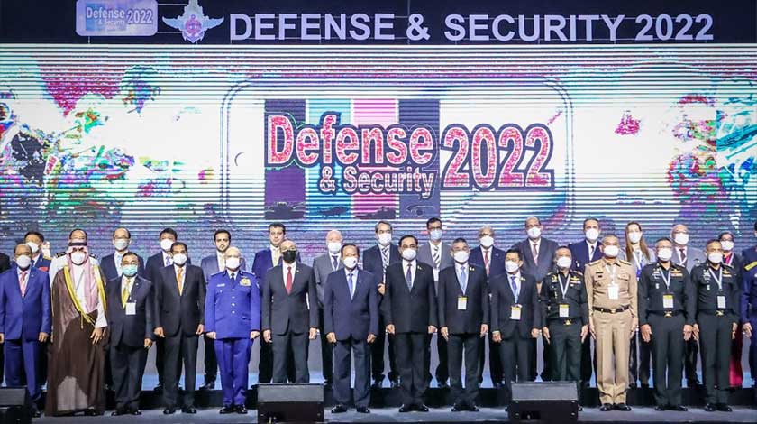 Hishamuddin turut melawat Pavilion Malaysia di ekspo Pertahanan & Keselamatan 2022.