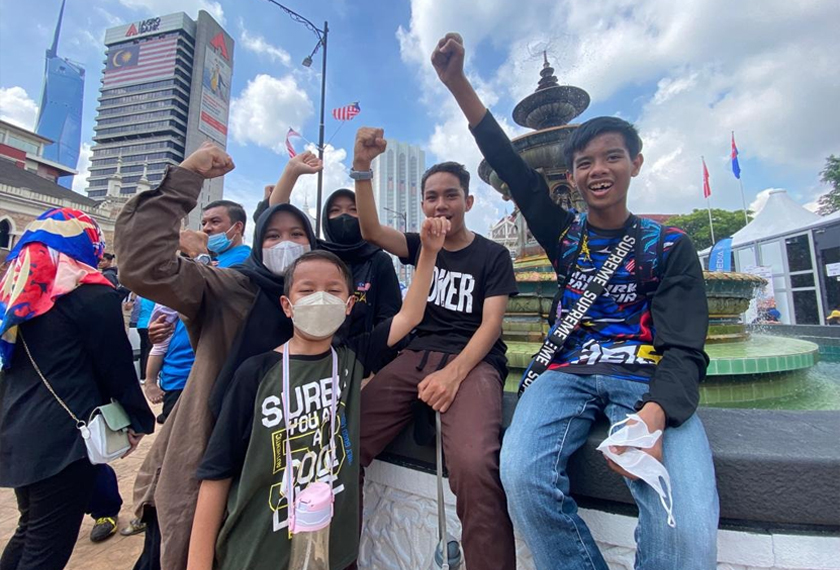 Rata-rata pengunjung tidak mengira lapisan umur, ternyata bersemangat menyaksikan Sambutan Hari Kebangsaan 2022.  Foto Astro AWANI