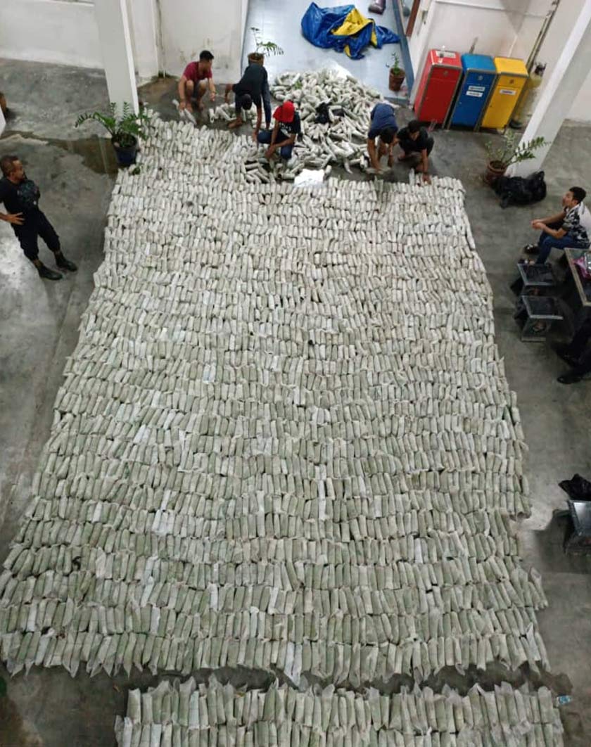 Polis menahan lima lelaki dan turut merampas 765 kilogram daun ketum yang bernilai RM10,000 dalam serbuan di Machang, pada Ahad. - Foto Astro AWANI