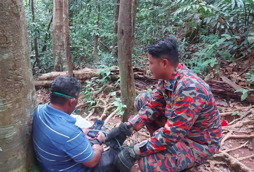 Seorang lelaki diberi bantuan oksigen oleh anggota bomba di Gunung Lambak, Kluang. - Foto JBPM