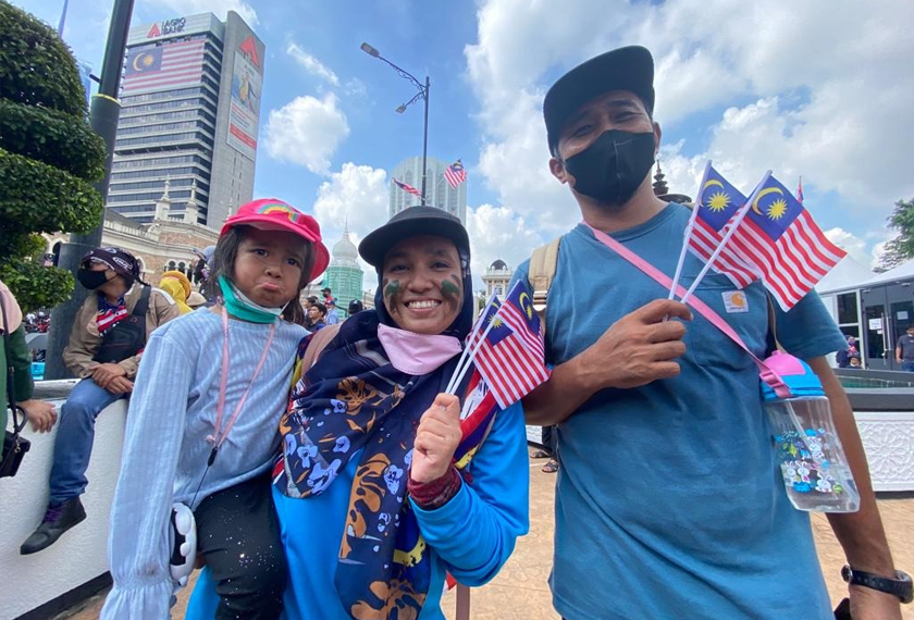 Nurul Sheriena, 36, hadir di Dataran Merdeka seawal jam 7.00 pagi bersama suami dan anaknya. - Foto Astro AWANI
