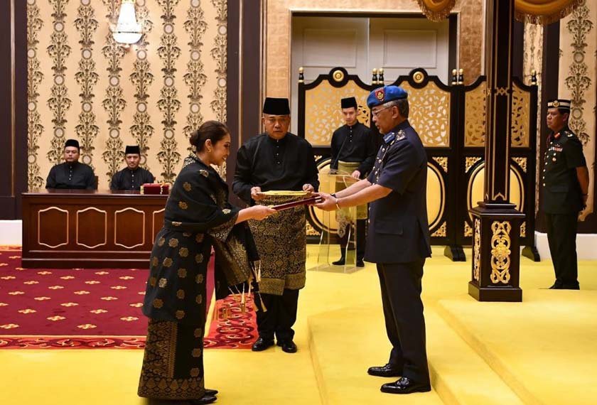 Yang di-Pertuan Agong, Al-Sultan Abdullah Ri'ayatuddin Al-Mustafa Billah Shah berkenan mengurniakan watikah kepada Pesuruhjaya Tinggi Malaysia ke New Zealand, Mazita Marzuki. – Gambar Facebook ISTANA NEGARA