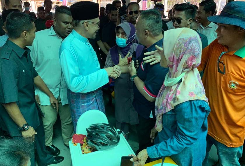 Anwar mengadakan sesi tinjauan mesra bersama warga Parlimen Tambun di Pasar Awam Tanjung Rambutan, Ipoh. - Foto Astro AWANI