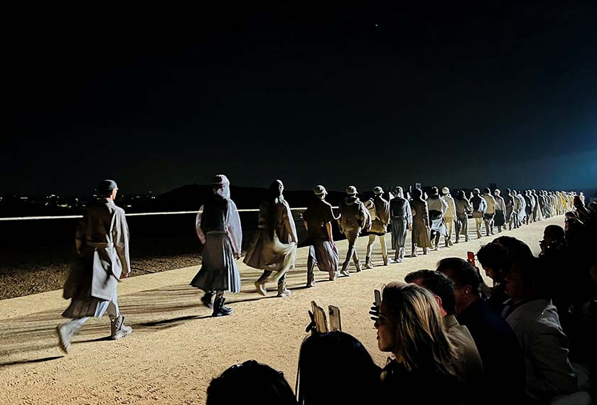 Para model menggayakan rekaan Dior ketika pertunjukan fesyen yang diadakan di hadapan Piramid Giza di pinggir Kahirah, Mesir, 3 Dis 2022. REUTERS