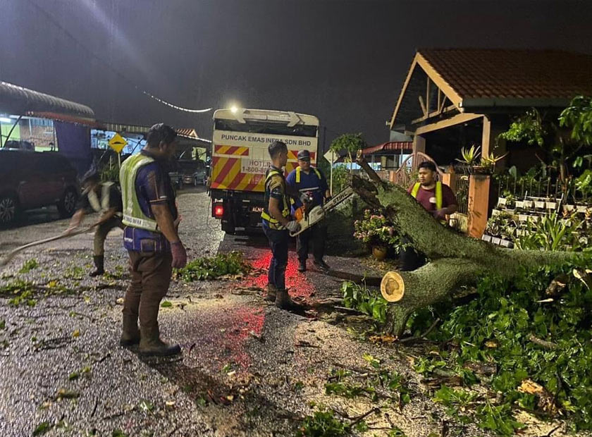 Kakitangan MBI dan Puncak Emas menjalankan kerja-kerja pembersihan di kawasan terjejas.