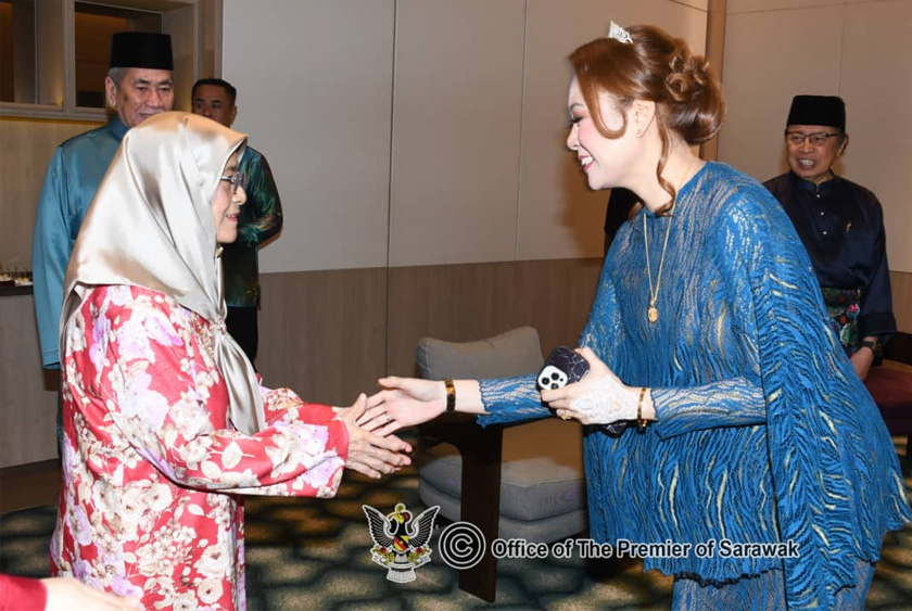 Hadir meraikan pasangan mempelai ialah Premier Sarawak, Tan Sri Tun Openg dan isteri, Puan Sri Juma'ani Tuanku Haji Bujang. - Office of Premier Sarawak