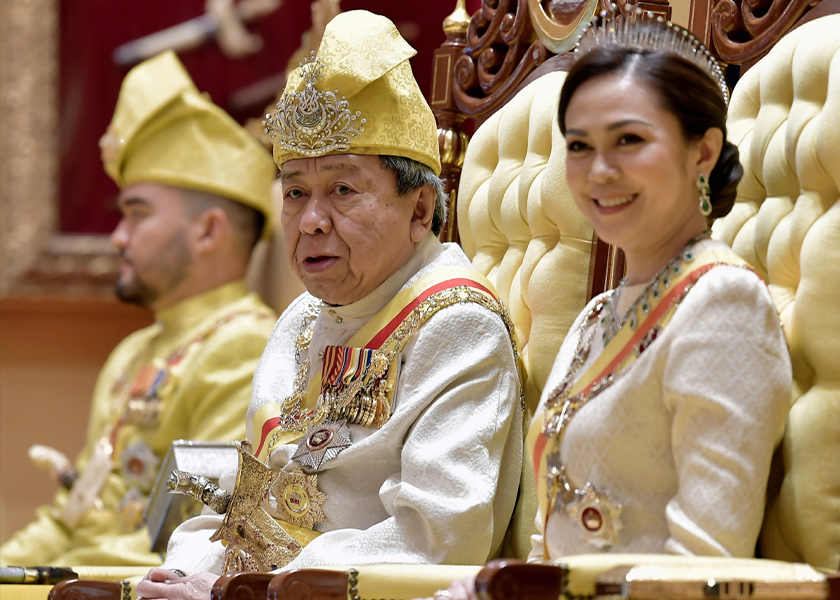 Selain Sultan selangor, Turut berangkat Tengku Permaisuri Selangor Tengku Permaisuri Norashikin (kanan) dan Raja Muda Selangor Tengku Amir Shah (kiri). - Foto BERNAMA