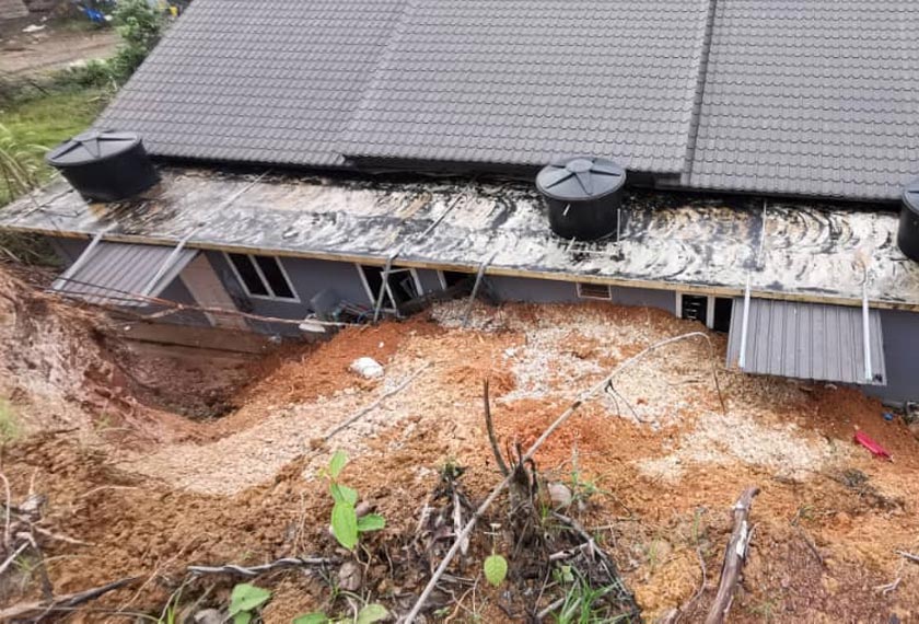 Keadaan rumah sewa didiami dua keluarga yang ditimbusi tanah runtuh di Kampung Mela, Lipis pada petang Sabtu.
