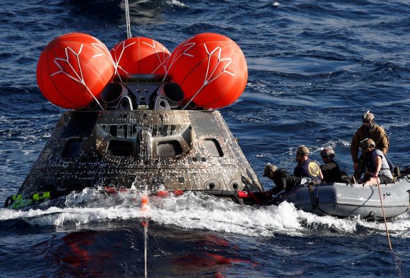 NASA's Orion capsule returns to Earth, capping Artemis I flight around ...