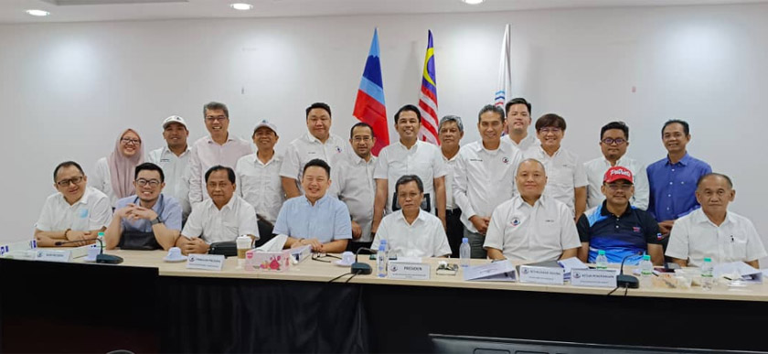 Ahli Majlis Tertinggi dan wakil rakyat Warisan yang menyertai mesyuarat parti itu pada Selasa